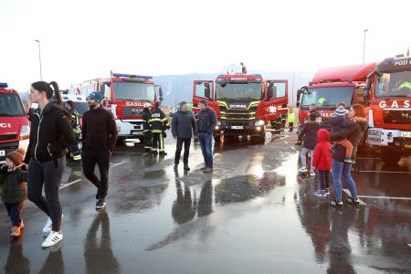Prispetje nove avtocisterne PGD Cerknica 18 FOTO LJUBO VUKELIČ